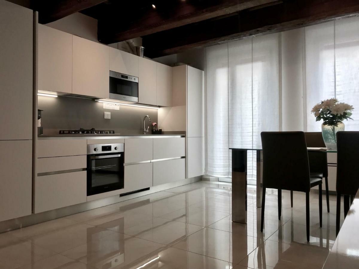 Moderno Affaccio Su Via Mazzini Lägenhet Ferrara Exteriör bild