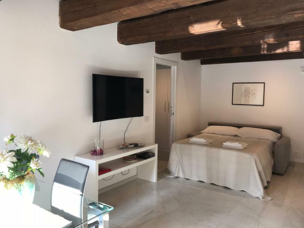 Moderno Affaccio Su Via Mazzini Lägenhet Ferrara Exteriör bild